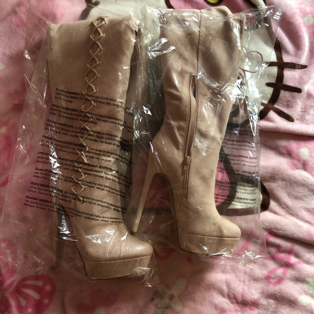Size US6/UK4/EU36.5
Fabric Used-Textile